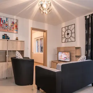 https://domaine-les-mesanges.hotels-rhonealpes.com